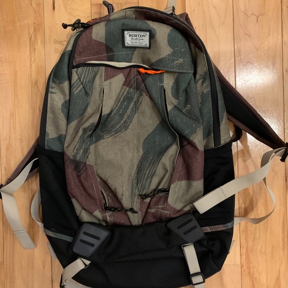 Burton Bravo Denison Camo Backpack - Picture 1 of 8